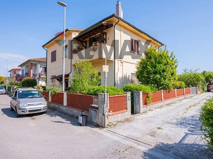 Appartamento con 5 locali in vendita in Via Isola del Giglio, Pisa