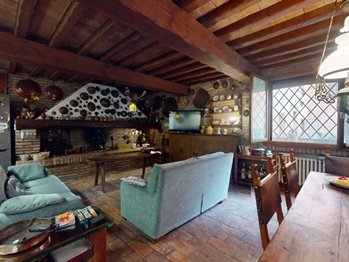 Casa con 11 locali in vendita in Via Oberdan, Medicina