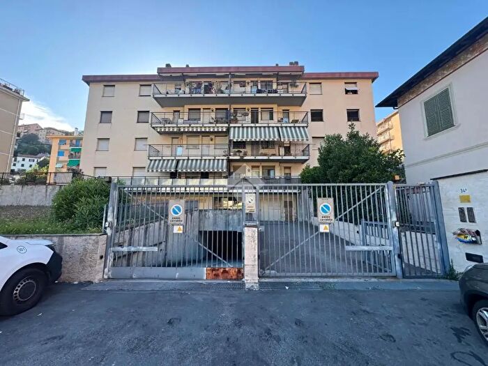 Appartamento con 6 locali in vendita in Via Natale Gallino, Genova