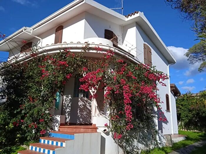 Casa con 8 locali in vendita in Irgoli