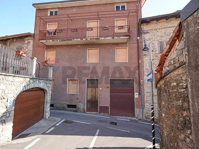 Appartamento con 7 locali in vendita in Via Battisti, Almenno San Salvatore