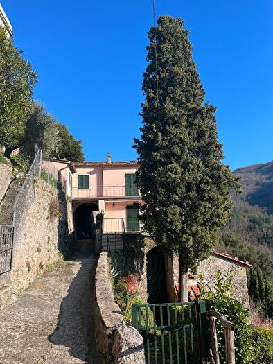 Casa con 7 locali in vendita in Bagni Di Lucca