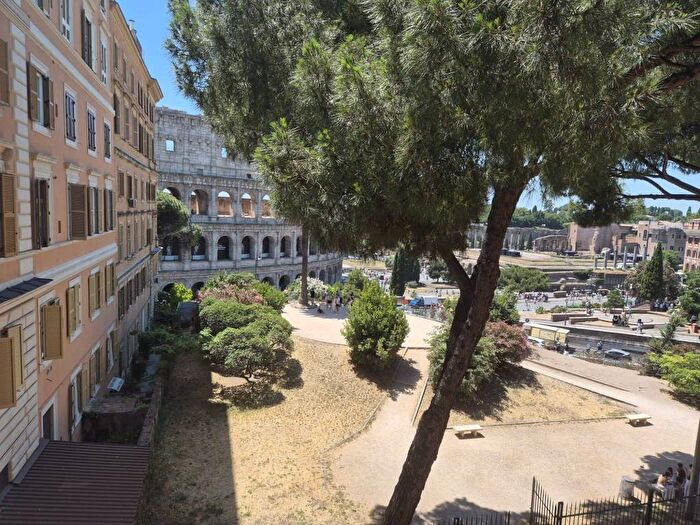 Appartamento con 6 locali in affitto in Piazza del Colosseo, Colosseo Fori Imperiali, Roma