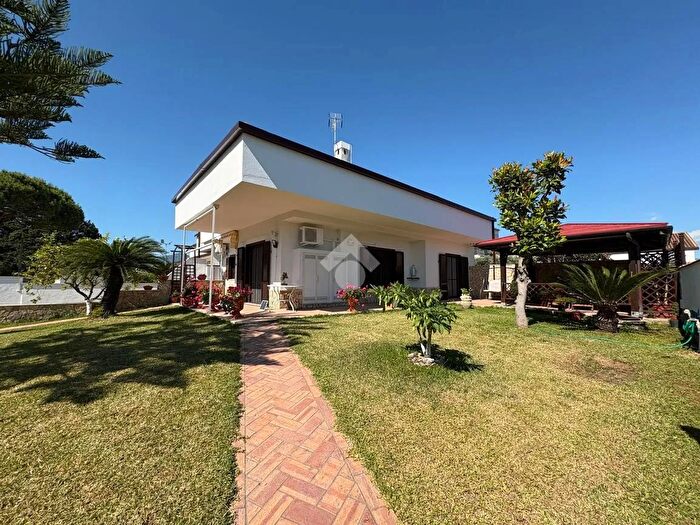 Appartamento quadrilocale in vendita in Villa Via Vincenzo Giovanni Burato, Fondi