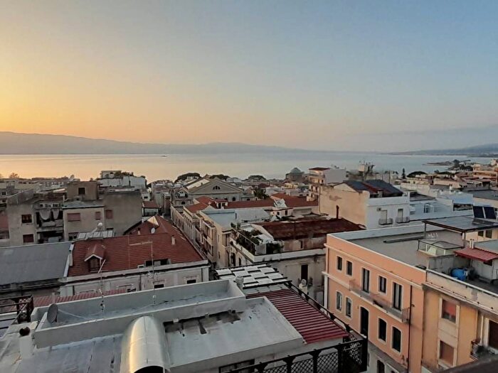 Appartamento trilocale in affitto in Via Possidonea, Centro Storico, Reggio Calabria