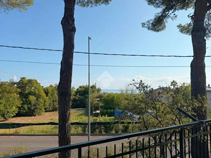 Casa con 8 locali in vendita in Viale Caprera, Riccione