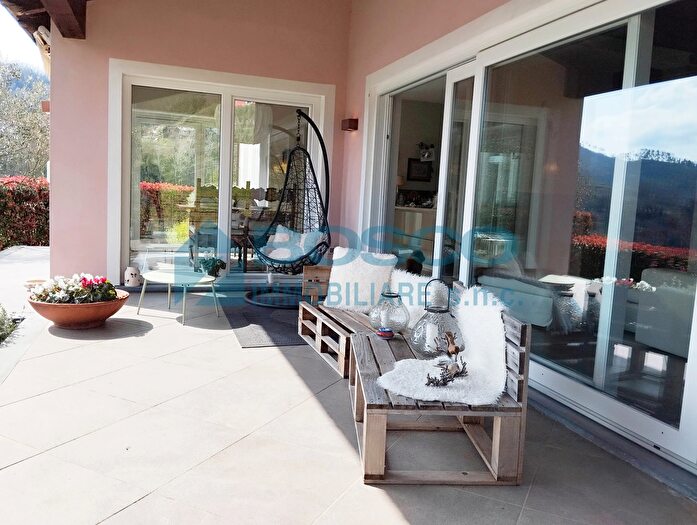 Casa con 7 locali in vendita in Beverino