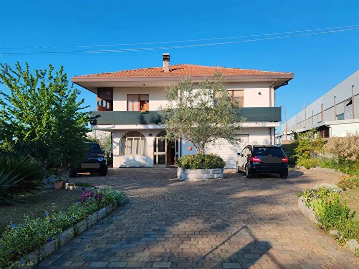Casa con 6 locali in vendita in Orsogna