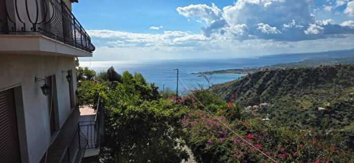 Casa quadrilocale in vendita in Taormina