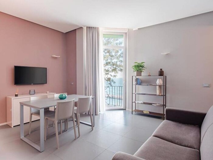 Appartamento bilocale in affitto in Via Giovan Battista Pergolesi, Mergellina Piedigrotta, Napoli