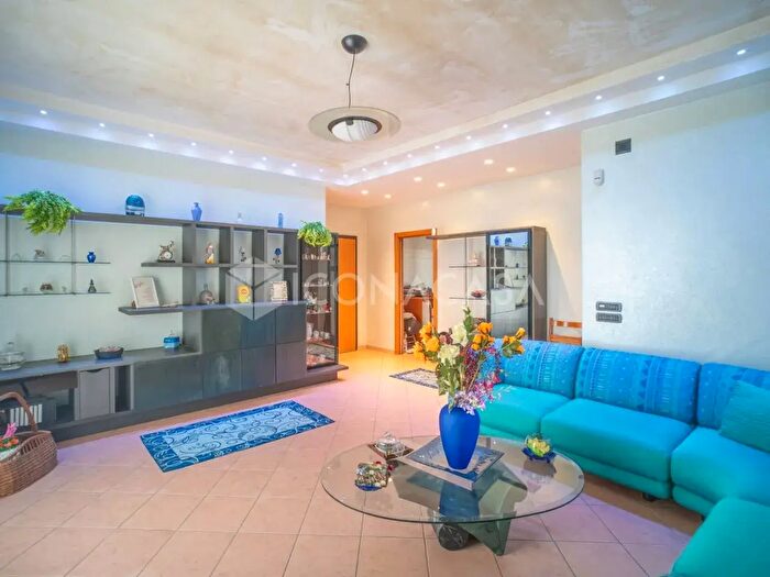 Casa con 10 locali in vendita in Via Giovanni Gentile SNC, Bari
