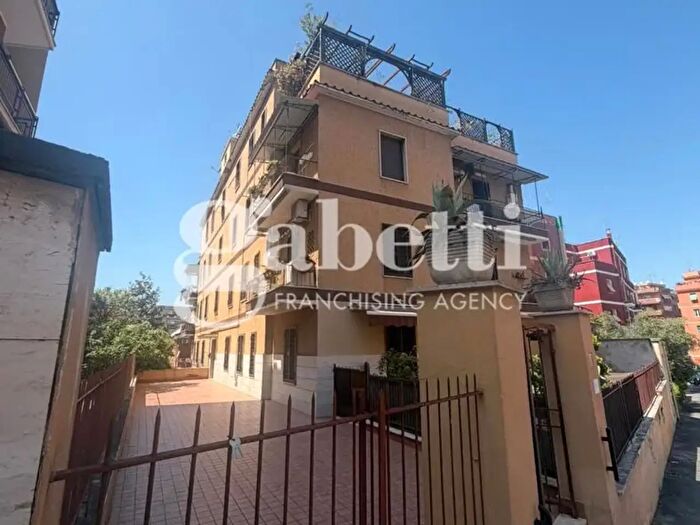 Appartamento trilocale in vendita in Via delle Fresie, Roma