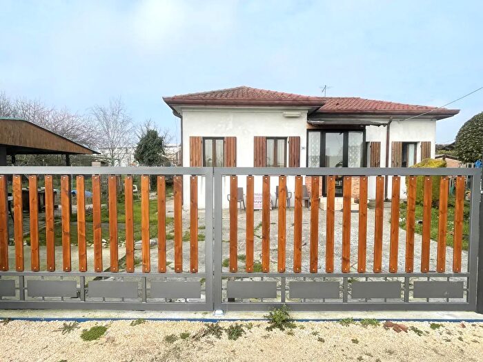 Casa trilocale in vendita in Via Zuccherificio, Pontelongo