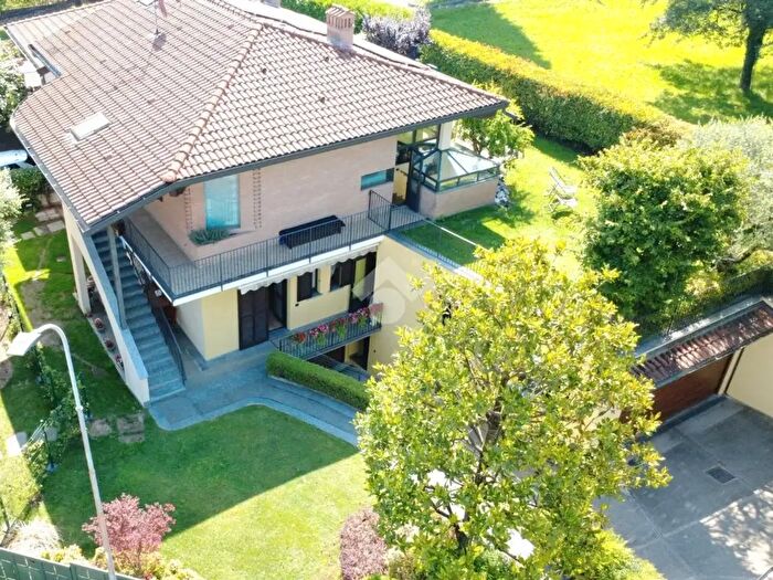 Casa con 5 locali in vendita in Via Volta, Carate Brianza