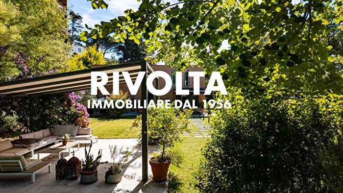 Casa con 8 locali in vendita in Via Val Gardena, Roma