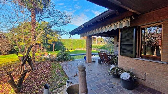 Casa con 5 locali in vendita in Via San Luigi, Usmate Velate