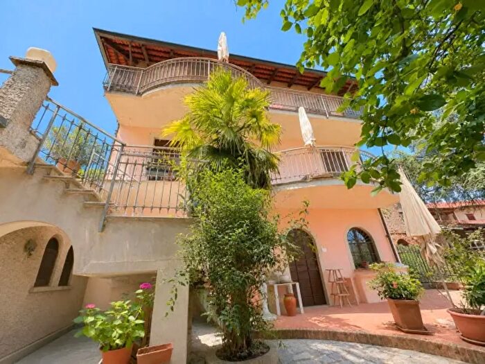 Casa con 6 locali in vendita in Corso Canale, Alba