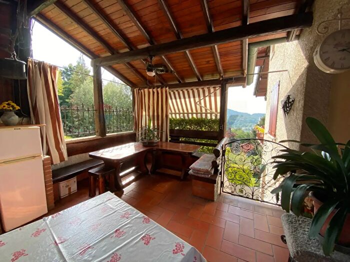 Appartamento con 5 locali in vendita in Piazza Virgilio, Gemonio