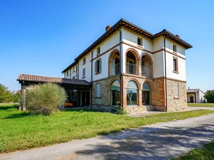 Casa con 6 locali in vendita in Strada Felino in Vigatto, Parma