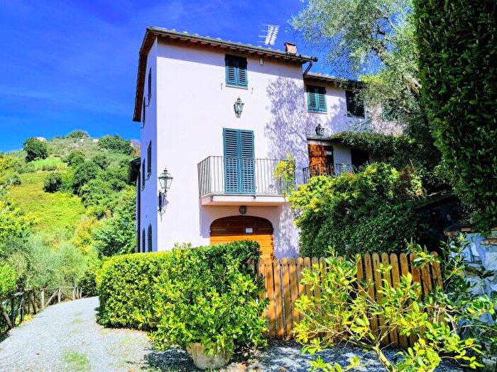 Casa con 6 locali in vendita in Via dei Minutoli, Lucca