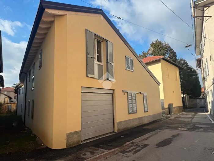 Appartamento trilocale in vendita in Via Camillo Benso Conte di Cavour, Bernareggio