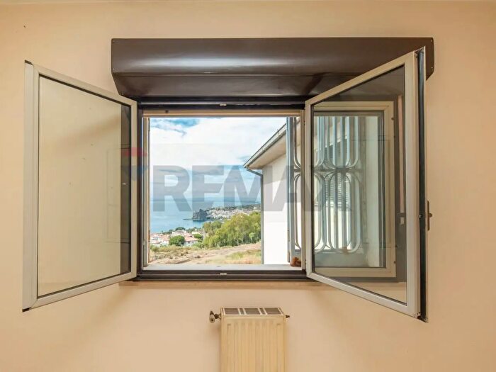 Appartamento quadrilocale in vendita in Via Concetto Marletta, Aci Castello