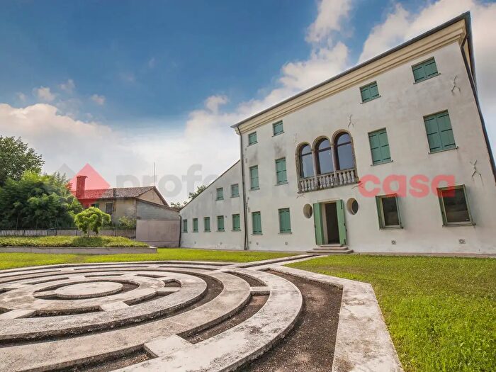 Appartamento con 5 locali in vendita in Via Re di Puglie, Stra