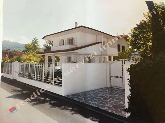 Casa trilocale in vendita in Via Ammiraglio Morin a, Forte Dei Marmi