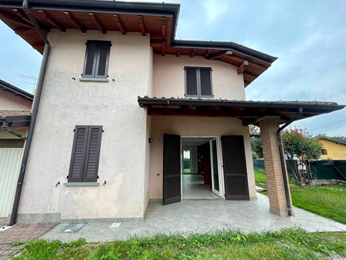 Casa quadrilocale in affitto in Via Varese, Cimbro, Vergiate