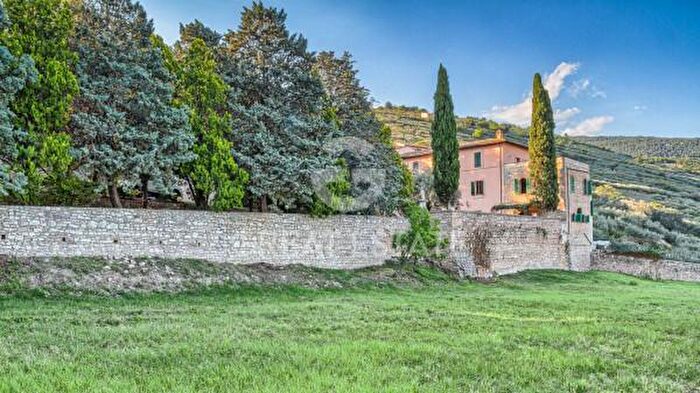 Casa con 6 locali in vendita in Via Subasio, Spello