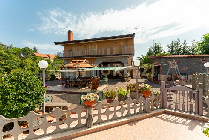 Casa con 11 locali in vendita in Strada Provinciale, Biancavilla