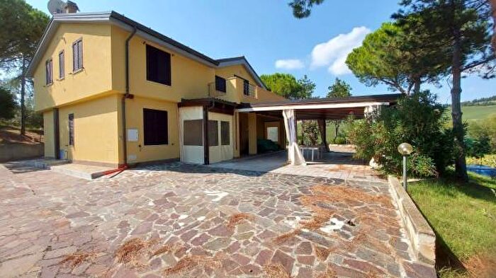 Casa con 6 locali in vendita in Trecastelli