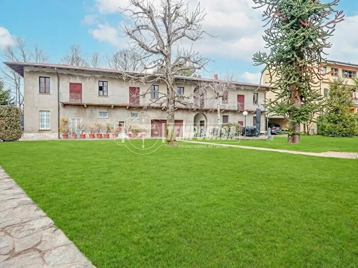 Casa quadrilocale in vendita in Via Milano, Casorate Sempione