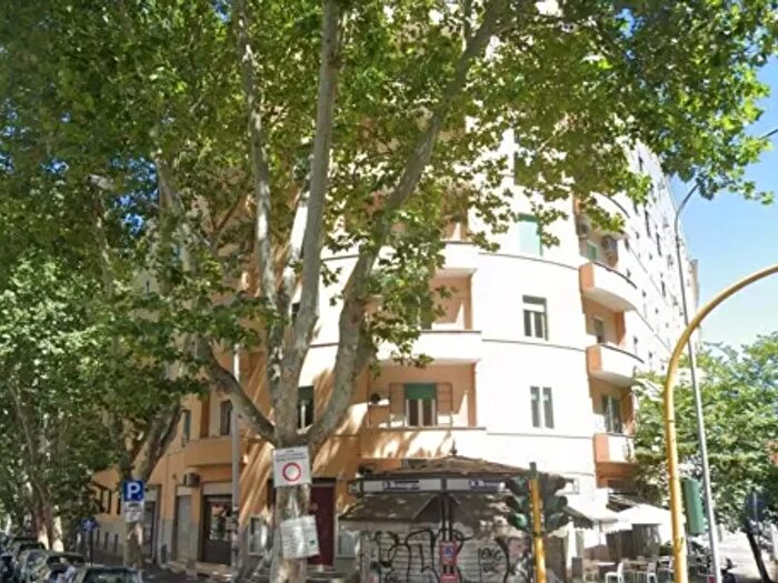 Appartamento con 6 locali in vendita in Via Satrico, Roma