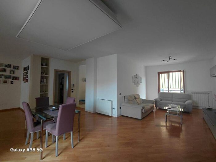 Appartamento trilocale in affitto in Viale della Libertà, Aversa
