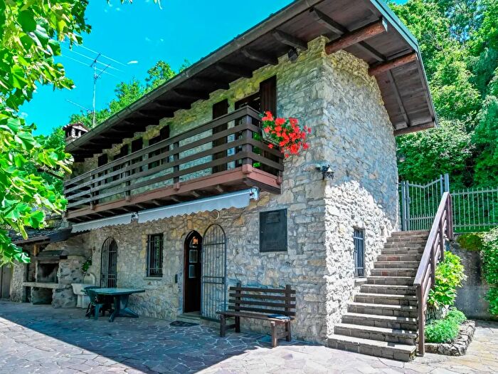 Casa trilocale in vendita in Via Endine, Albino