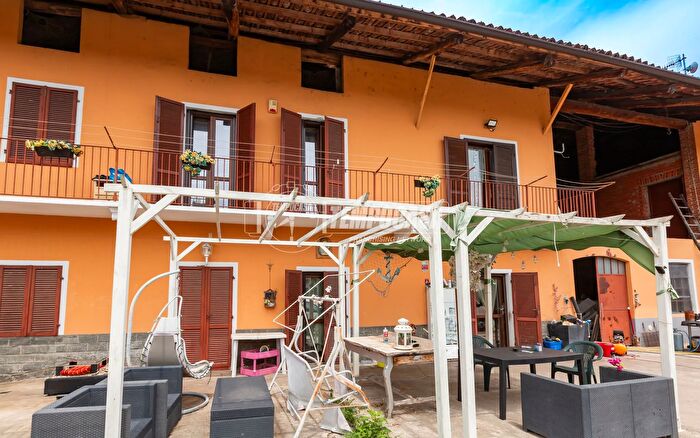 Casa con 9 locali in vendita in Via Conte Margherio Fraz Castelrosso, Chivasso