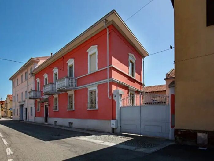 Casa con 6 locali in vendita in Corso Leone Giordano, Livorno Ferraris