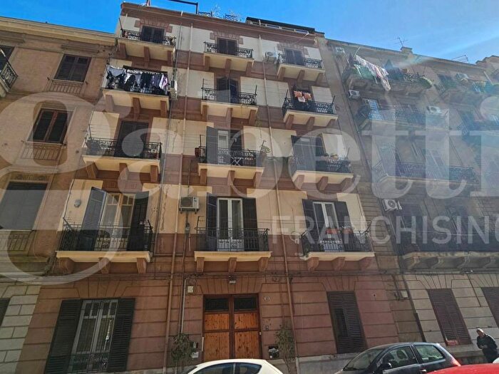 Appartamento trilocale in affitto in Via Smiriglio, Politeama Ruggiero Settimo, Palermo