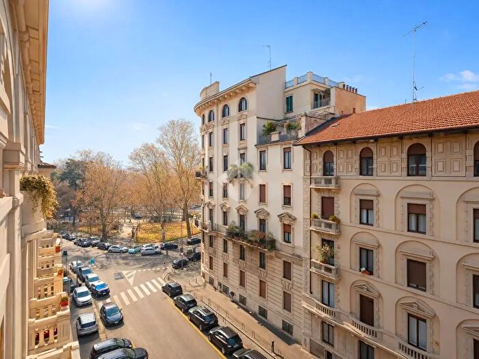 Appartamento trilocale in vendita in Via del Caravaggio, Milano