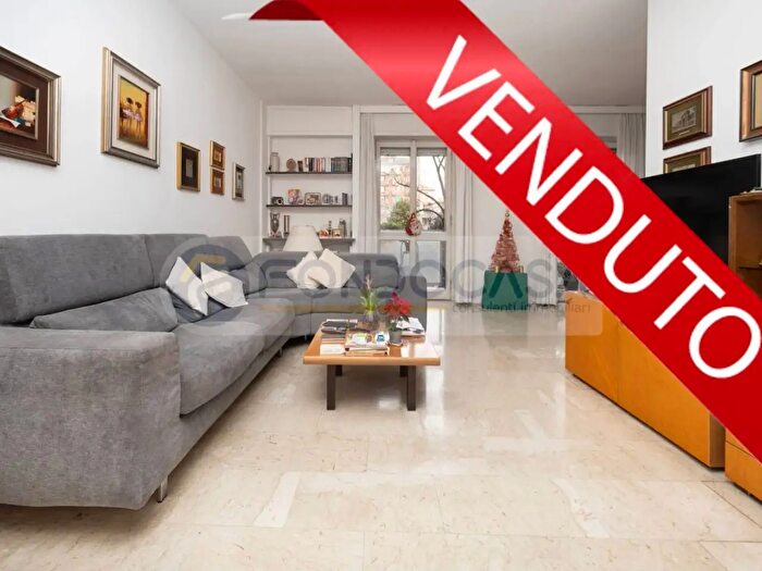 Appartamento trilocale in vendita in Via Ronchi, Milano