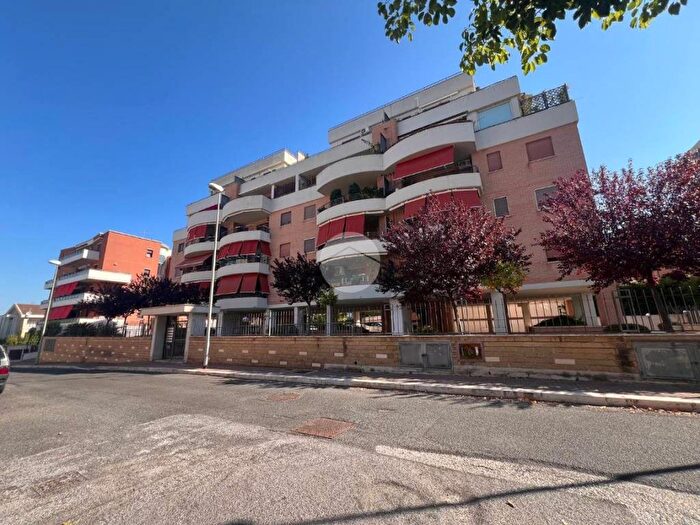 Appartamento trilocale in affitto in Via Antonio Canale, Mezzocammino, Roma