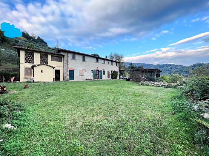 Casa con 10 locali in vendita in Massa E Cozzile