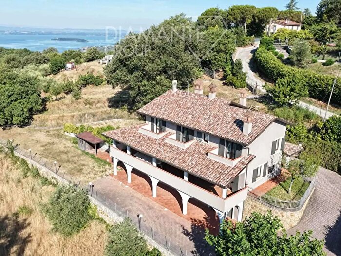 Casa con 6 locali in vendita in Passignano Sul Trasimeno