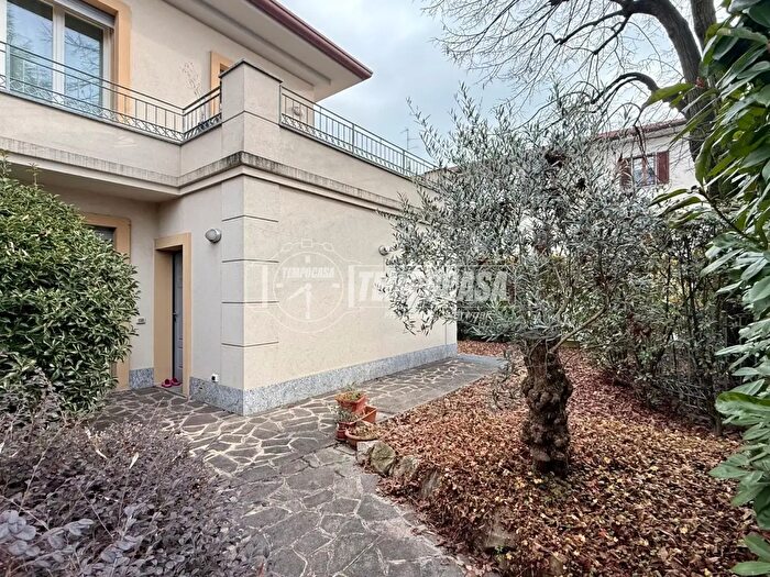Appartamento quadrilocale in vendita in Via Don Carlo Buttafava B, Casatenovo