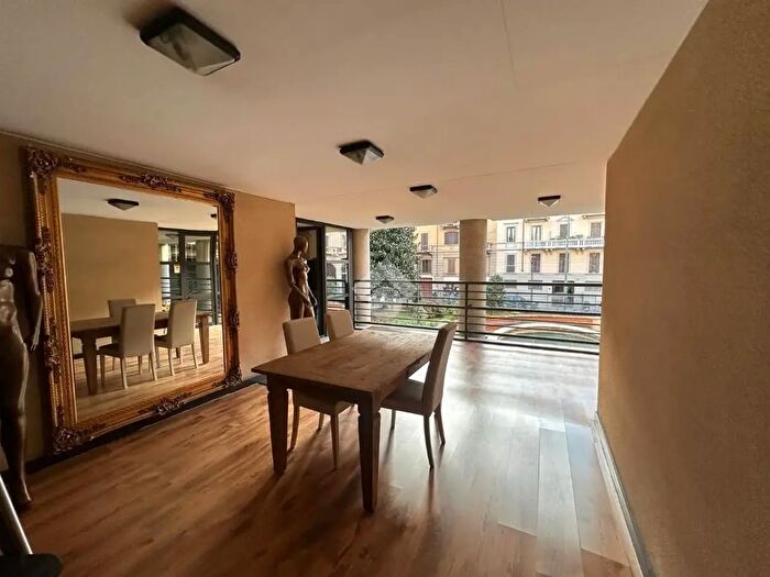 Appartamento trilocale in vendita in Via Custodi, Milano