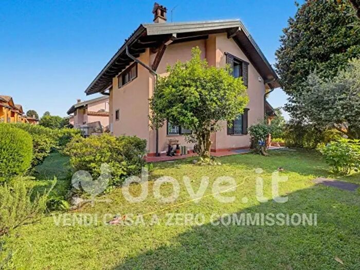 Casa con 5 locali in vendita in Via Ponzello a, Sesto Calende