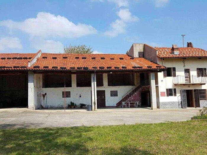 Casa con 6 locali in vendita in Strada Preosa, Carrù