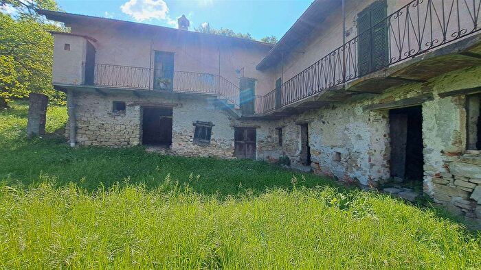 Casa con 10 locali in vendita in Bubbio