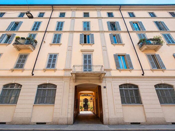 Appartamento trilocale in affitto in Via Alessandria, Navigli Darsena, Milano